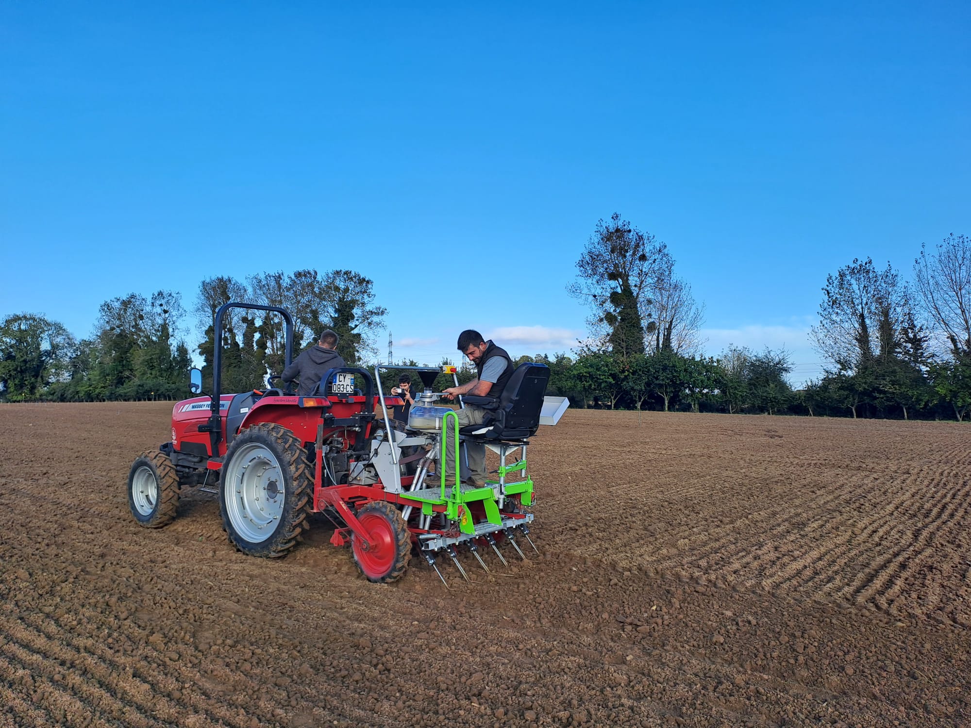 Tracteur dans un champ avec un semoir