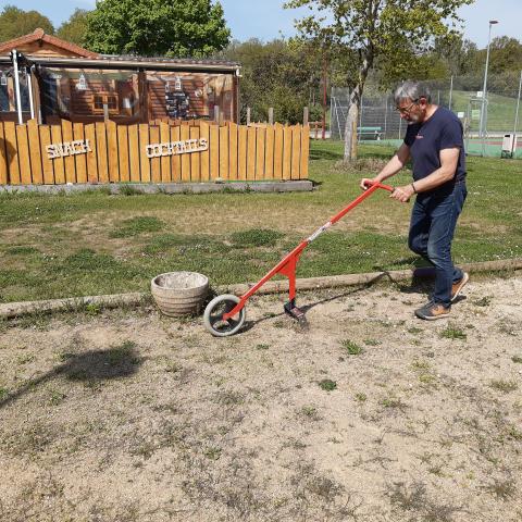 Désherbage mécanique terrain de pétanque, Camping-Lempdes-Allagnon (43)